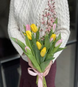 Букет тюльпанів з джінестрою – Інтернет-магазин квітів STUDIO Flores