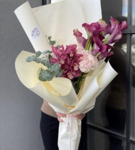 Букет гигант с гвоздикой и каллами – Интернет-магазин цветов STUDIO Flores