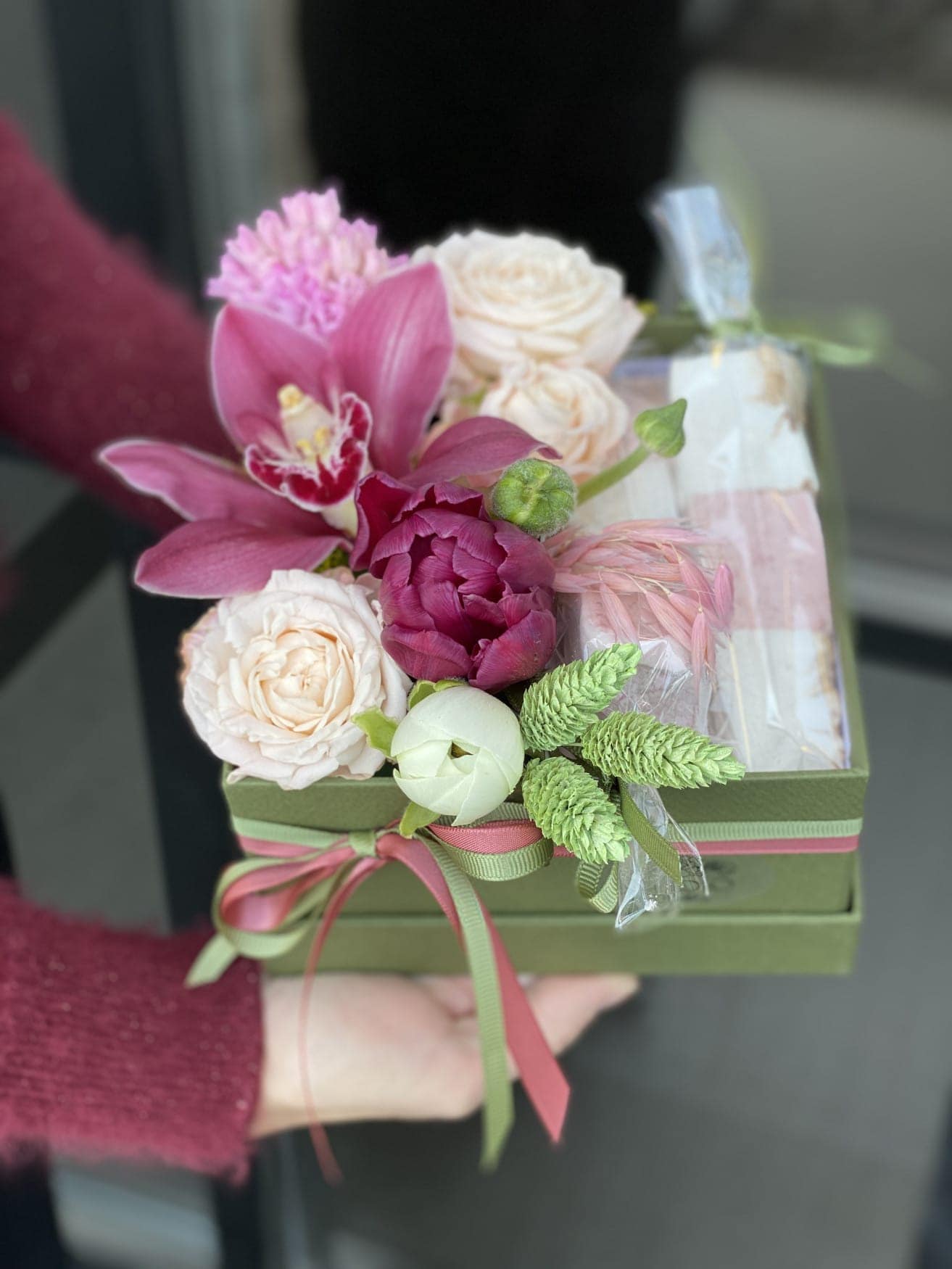 Букеты цветов со сладостями в коробке – подарок на любой праздник