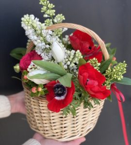 Корзина цветов с сиренью и анемонами – Интернет-магазин цветов STUDIO Flores