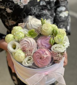 Квіти в коробці з солодощами 'Чарівний зефір' – Інтернет-магазин квітів STUDIO Flores