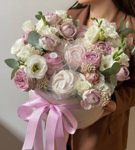 Цветы в коробке со сладостями 'Волшебный зефир' – Интернет-магазин цветов STUDIO Flores