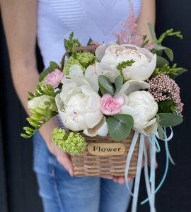Корзина с піонами – Інтернет-магазин квітів STUDIO Flores