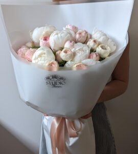 Букет с розами и пионами 'Сливочное безе' – Интернет-магазин цветов STUDIO Flores