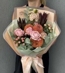 Bouquet of dahlias with roses 'Frappe'