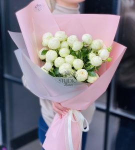 Bouquet of five roses Snow – Flower shop STUDIO Flores