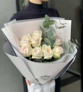 Букет дев'ять троянд "Скарлет" – Інтернет-магазин квітів STUDIO Flores