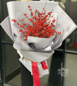 Букет з ягодами Ілекса – Інтернет-магазин квітів STUDIO Flores