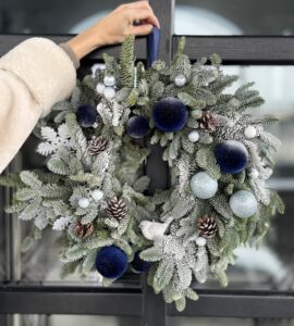 Christmas wreath on the door 'Snowflake'
