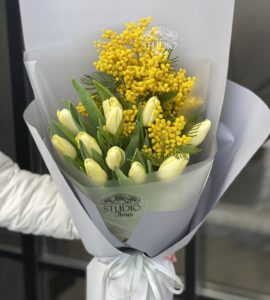 Букет тюльпанов с мимозой – Интернет-магазин цветов STUDIO Flores