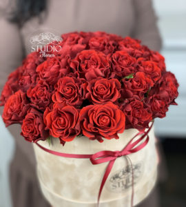 Букет в коробці 'Оксамитова троянда' – Інтернет-магазин квітів STUDIO Flores