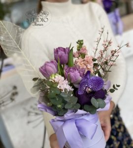 Цветы в коробке 'Весенняя история' – Интернет-магазин цветов STUDIO Flores