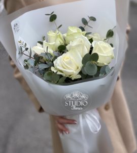 Bouquet of seven white roses – Flower shop STUDIO Flores