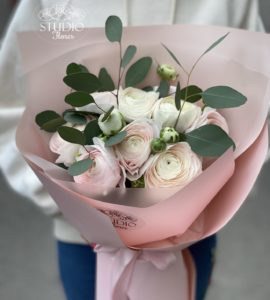 Bouquet with ranunculus and eucalyptus – Flower shop STUDIO Flores
