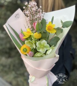 Букет тюльпанов и нарциссов 'Солнечный' – Интернет-магазин цветов STUDIO Flores