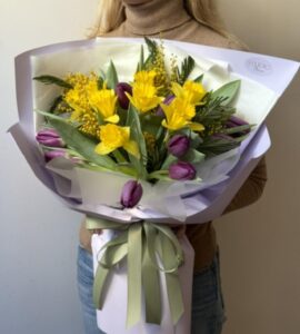 Bouquet of tulips and daffodils 'Sunny'