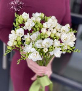 Bouquet with twenty one freesias – Flower shop STUDIO Flores