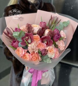 Букет цветов с розами и цимбидиумом 'Орлеан' – Интернет-магазин цветов STUDIO Flores