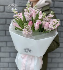 Букет с тюльпанами и матиолой – Интернет-магазин цветов STUDIO Flores