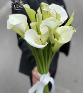 Букет девятнадцать белых калл – Интернет-магазин цветов STUDIO Flores