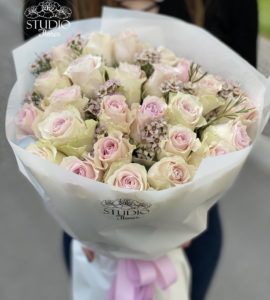 Букет 25 роз Ремембранс – Интернет-магазин цветов STUDIO Flores