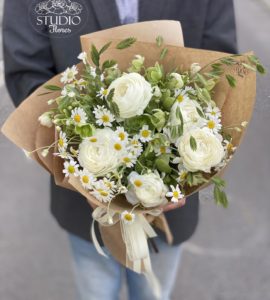 Bouquet with ranunculus and chamomile – Flower shop STUDIO Flores