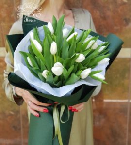 Bouquet of nineteen white tulips – Flower shop STUDIO Flores