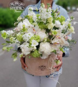 Flowers in a box 'Fieria' – Flower shop STUDIO Flores