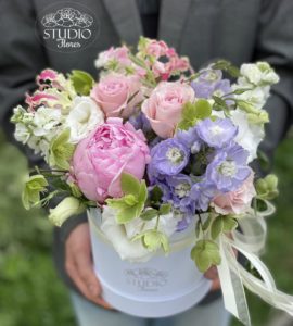 Flowers in a box 'Summer Colors' – Flower shop STUDIO Flores