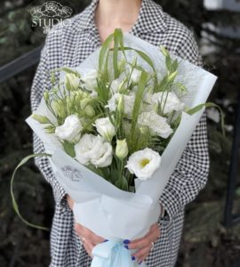 Bouquet of seven eustomas – Flower shop STUDIO Flores