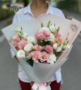 Bouquet of 9 eustomas – Flower shop STUDIO Flores