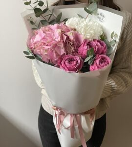 Букет цветов с гортензией и хризантемой 'Деметра'