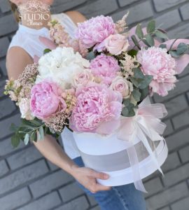 Flowers in a box 'Eurydice' – Flower shop STUDIO Flores