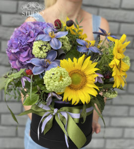 Flowers in a box with sunflowers – Flower shop STUDIO Flores