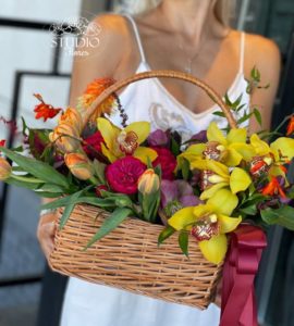 Корзина с розами и орхидеями – Интернет-магазин цветов STUDIO Flores