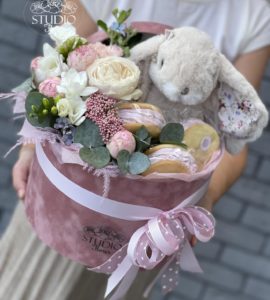 Gift 'Sweet bunny in flowers' – Flower shop STUDIO Flores