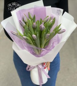Bouquet of seventeen lavender tulips – Flower shop STUDIO Flores