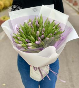 Букет пятдесят один лавандовый тюльпан – Интернет-магазин цветов STUDIO Flores