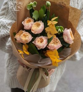 Букет '7 роз Вувузелла' – Интернет-магазин цветов STUDIO Flores