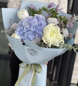 Букет с хризантемой и гортензией – Интернет-магазин цветов STUDIO Flores