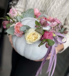 Цветы в тыкве 'Красотка' – Интернет-магазин цветов STUDIO Flores