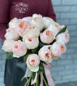 Дев'ятнадцять піоноподібних троянд Джульєтта – Інтернет-магазин квітів STUDIO Flores