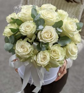 21 white roses in a box – Flower shop STUDIO Flores