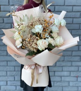 Bouquet of chrysanthemums with roses – Flower shop STUDIO Flores
