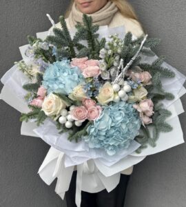 Букет цветов с елью и гортензией 'Оксана'