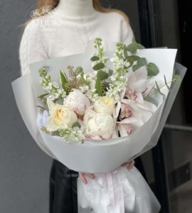 Букет квітів з піонами та орхідеєю – Інтернет-магазин квітів STUDIO Flores