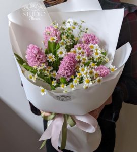 Bouquet of flowers with chamomile and hyacinths – Flower shop STUDIO Flores