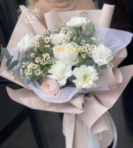 Букет цветов с ромашками и ранункулюсами – Интернет-магазин цветов STUDIO Flores