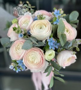 Bouquet with ranunculus and oxypetalum – Flower shop STUDIO Flores
