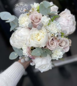 Весільний букет з піонами та трояндами